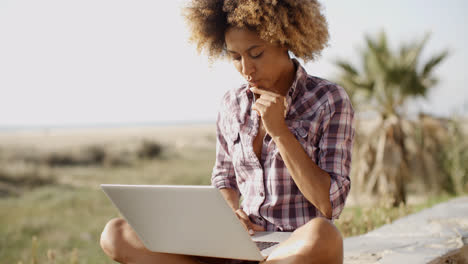 Chica-Trabajando-Con-Una-Computadora-Portátil-Al-Aire-Libre