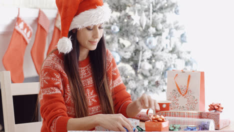 Mujer-Joven-Decorando-Sus-Regalos-De-Navidad.