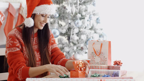 Mujer-Joven-Decorando-Sus-Regalos-De-Navidad.