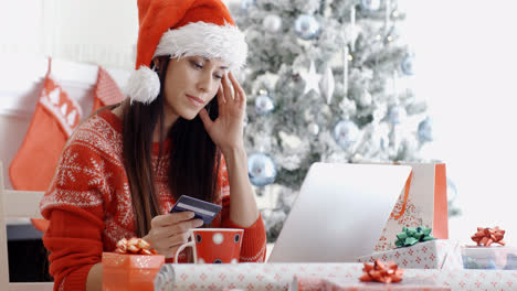 Mujer-Joven-Pidiendo-Regalos-De-Navidad-En-Línea