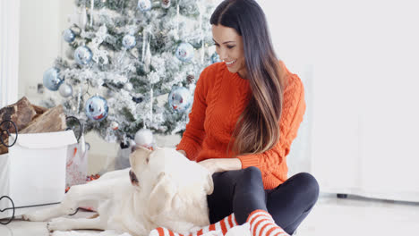 Mujer-Joven-Riendo-Con-Su-Perro-En-Navidad