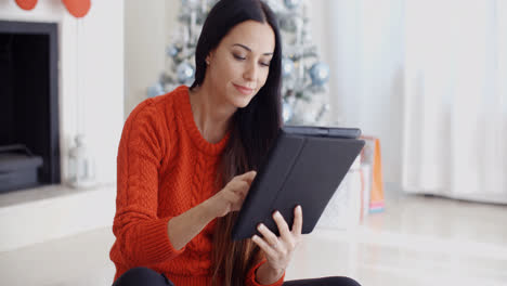 Smiling-woman-catching-up-on-her-social-media