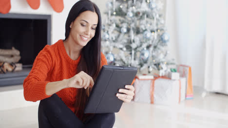 Mujer-Sonriente-Poniéndose-Al-Día-Con-Sus-Redes-Sociales