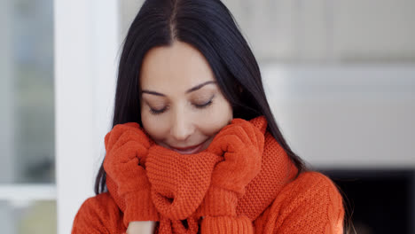 Mujer-Joven-Seria-En-Moda-De-Invierno