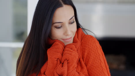 Woman-cuddling-down-in-her-warm-winter-fashion