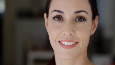 Close-Up-Retrato-De-Una-Mujer-Joven-Impresionante