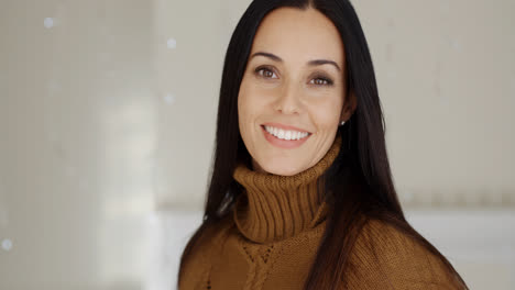 Mujer-Atractiva-Con-Una-Cálida-Sonrisa-Amigable