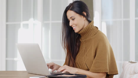 Mujer-Atractiva-Sentada-Escribiendo-En-Una-Computadora-Portátil