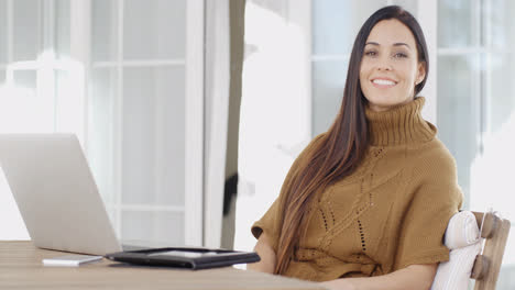 Mujer-Joven-Atractiva-Que-Trabaja-Desde-Casa