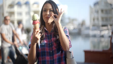 Niña-Comiendo-Helado-De-Cono