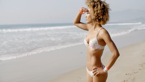 Mujer-Durante-El-Baño-De-Sol-En-La-Playa-Tropical