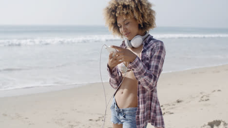 Mujer-Enviando-Mensajes-De-Texto-Sms-En-La-Playa