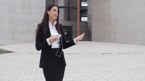 Young-businesswoman-talking-on-her-mobile