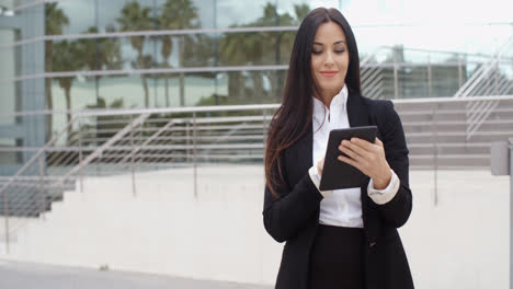 Stylish-businesswoman-using-her-tablet