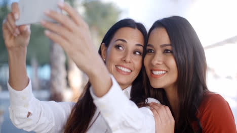 Wunderschöne-Stylische-Junge-Frauen-Posieren-Für-Ein-Selfie