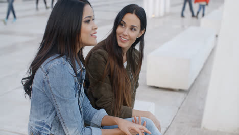 Dos-Mujeres-Jóvenes-De-Moda-Relajantes