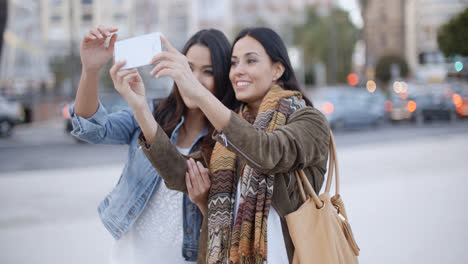 Dos-Hermosas-Mujeres-Posando-Para-Una-Selfie