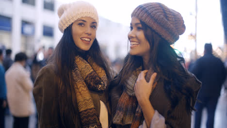 Dos-Mujeres-Jóvenes-Con-Estilo-En-La-Moda-De-Invierno