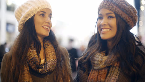 Zwei-Junge-Frauen-Genießen-Eine-Winternacht