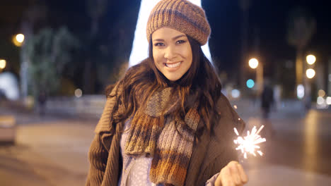 Bastante-Joven-Celebrando-Con-Una-Bengala