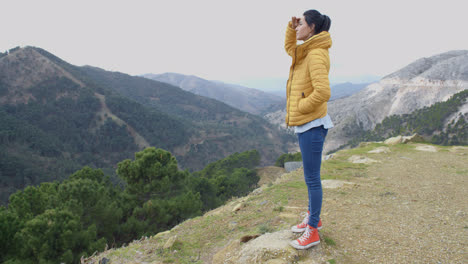 Mujer-Joven-Mirando-El-Paisaje-De-Montaña.