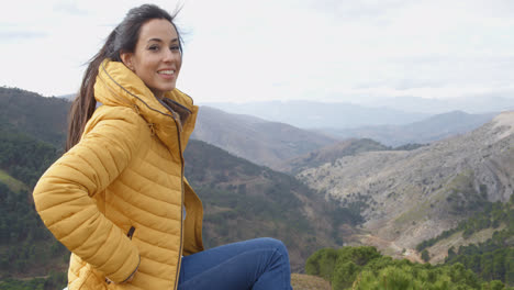 Mujer-Sonriente-Apreciando-La-Paz-De-La-Naturaleza