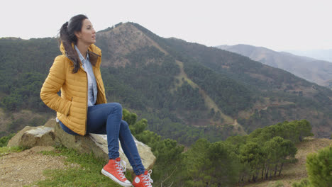 Mujer-Joven-Disfrutando-De-Un-Día-En-La-Naturaleza