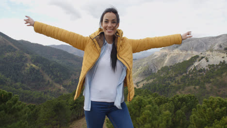 Mujer-Joven-Divertida-En-Una-Montaña