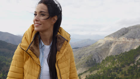 Mujer-Sonriente-Apreciando-La-Paz-De-La-Naturaleza