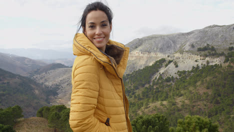 Mujer-Sonriente-Apreciando-La-Paz-De-La-Naturaleza