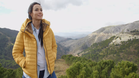 Mujer-Sonriente-Apreciando-La-Paz-De-La-Naturaleza