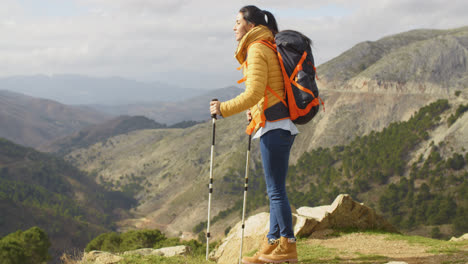 Junge-Wanderin-Steht-Mit-Blick-Auf-Ein-Tal