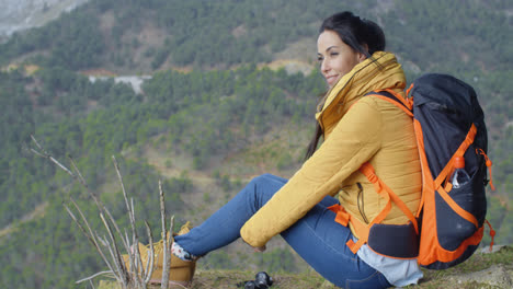 Mujer-Joven-Disfrutando-De-Un-Día-En-El-Desierto