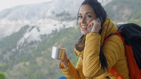 Wanderer-Telefoniert-Während-Einer-Pause