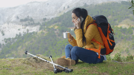 Wanderer-Telefoniert-Während-Einer-Pause