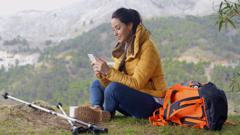 Lächelnde-Wanderin-Mit-Ihrem-Telefon