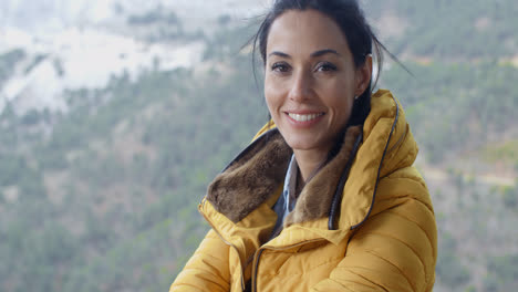 Mujer-Joven-Sonriente,-Caminatas-En-Las-Montañas