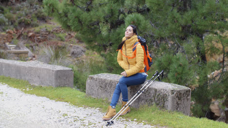 Una-Joven-Atractiva-Haciendo-Senderismo-En-Las-Montañas.