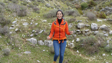 Mujer-Vivaz-Disfrutando-De-Una-Caminata-Por-La-Montaña.