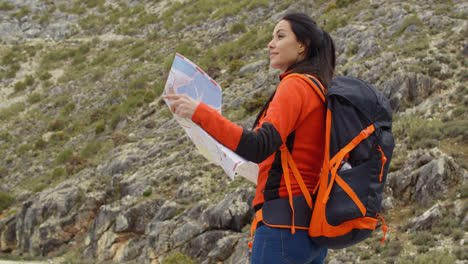 Mujer-Joven-De-Excursión-Comprobando-Un-Mapa.