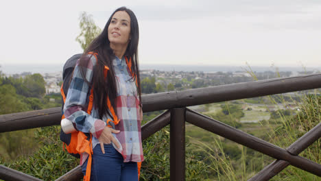 Mujer-Joven-Activa-Y-Saludable-Disfrutando-De-La-Naturaleza.