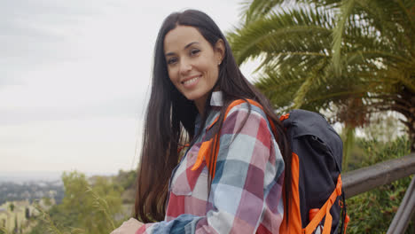 Mujer-Amigable-Feliz-Que-Lleva-Una-Mochila