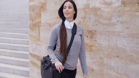 Hermosa-Mujer-De-Negocios-Caminando-Por-La-Pared