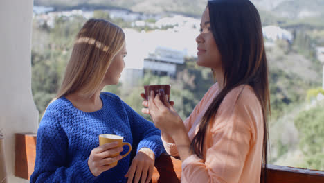 Mujeres-Jóvenes-Charlando-En-Un-Patio-Al-Aire-Libre