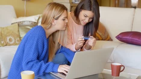 Dos-Jóvenes-Estudiantes-Compartiendo-Una-Computadora-Portátil