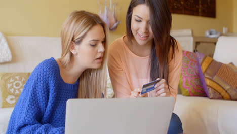 Zwei-Frauen,-Die-Online-Mit-Dem-Computer-Einkaufen