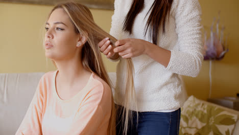 Mujer-Mirando-A-Otro-Lado-Mientras-Amiga-Se-Arregla-El-Cabello