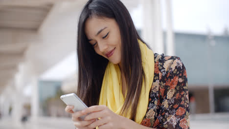 Mujer-Joven-Elegante-Revisando-Sus-Mensajes-De-Texto