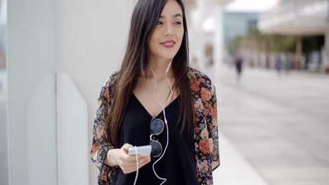 Mujer-Joven-Sonriente-Caminando-Por-La-Ciudad