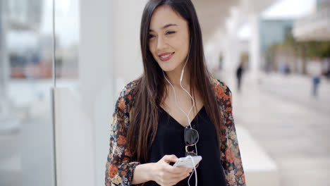 Mujer-Joven-Sonriente-Caminando-Por-La-Ciudad